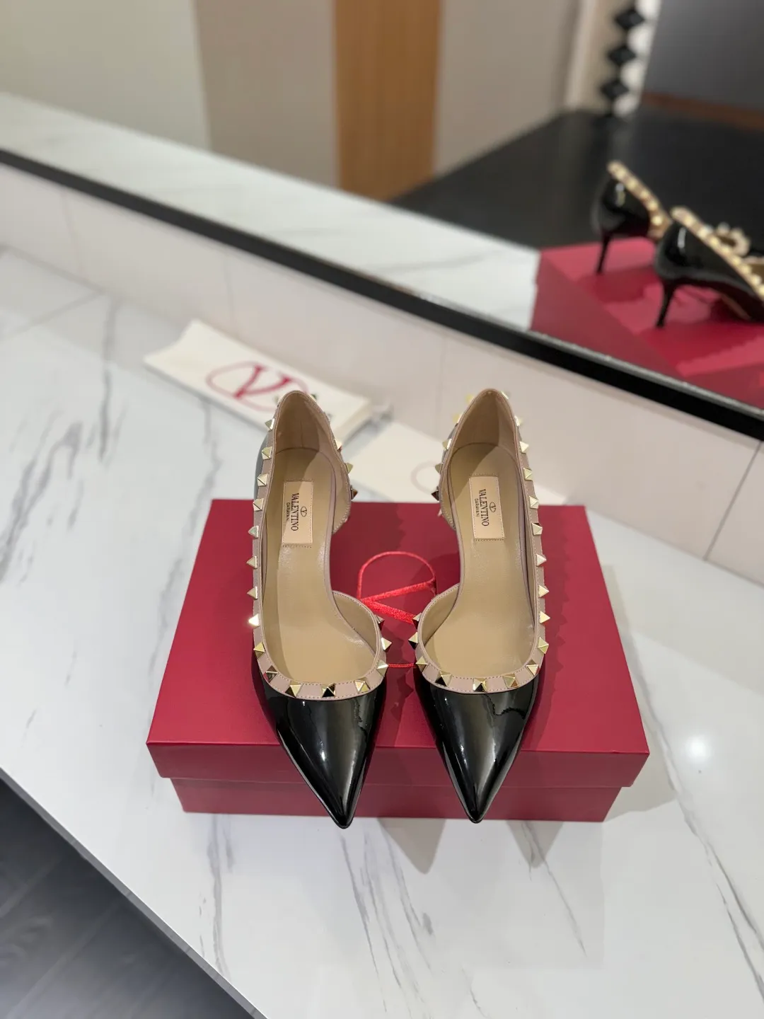 👟👟Ex-factory price 580👟👟 Valentino/Valentino rivet VT classic shoes, top replica! The side curves are perfect, the original molded custom-made rust-free rivets, and the textured hardware bring out a full sense of high-end, giving you a genuine foot feel! The first choice for high-end customers❤️ [Material] Upper: Original imported custom patent leather Lining: Original imported goatskin Outsole: Imported pearlescent leather outsole Heel height: 6.5CM Code number: 35-39 [34, 40, 41, 42 custom-made are not returnable]
